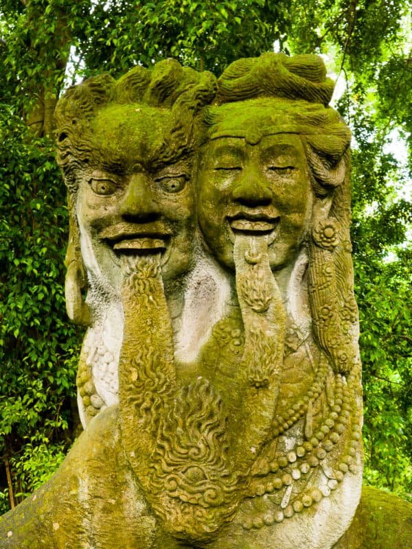 Stenstaty föreställande Shiva och Shakti i Monkey Forest, Ubud, Bali.